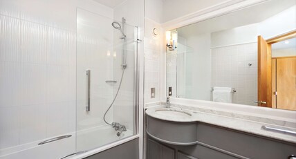 Doubletree by Hilton Hotel Coventry Room Type - KING DELUXE ROOM