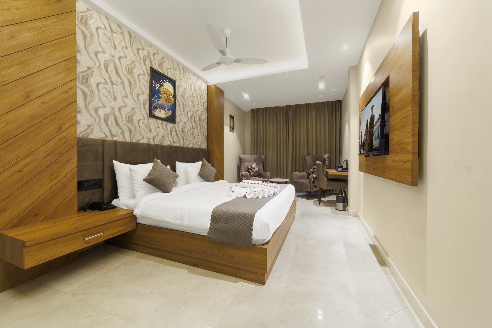 Hotel Golden Peacock - 5min From Har Ki Pauri - Tap to explore photos