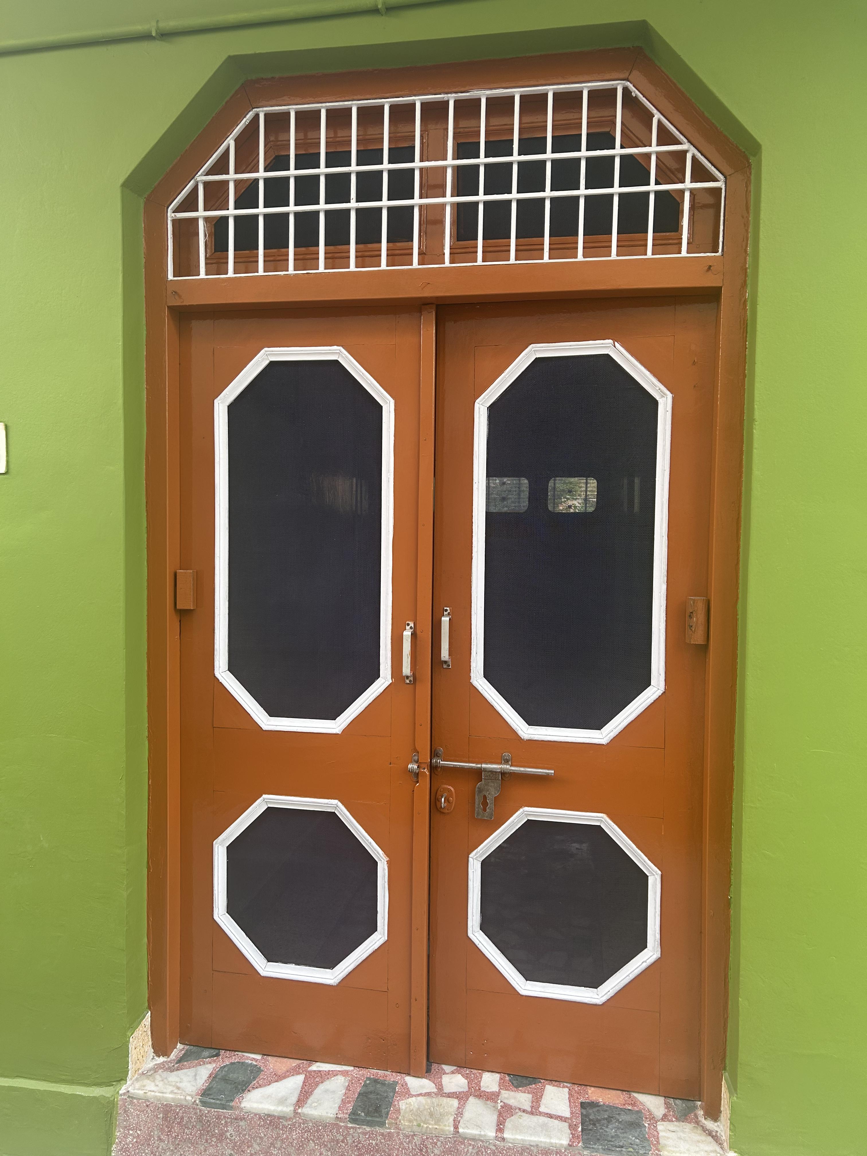 Shubham Paying Guest House - Tap to explore photos