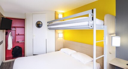 Greet Hotel Angouleme Room Type - Economy Room 1 large bed + 1 bunk bed