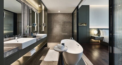 Crowne Plaza WUHAN DEVELOPMENT ZONE Room Type - 1King Deluxe Suite Lake Vw Lounge Access