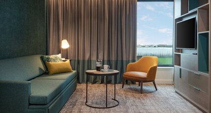 STAYBRIDGE SUITES LONDON-HEATHROW BATH ROAD Room Type - 1 Kng Bed Studio Ste Accessible Sofa Bed