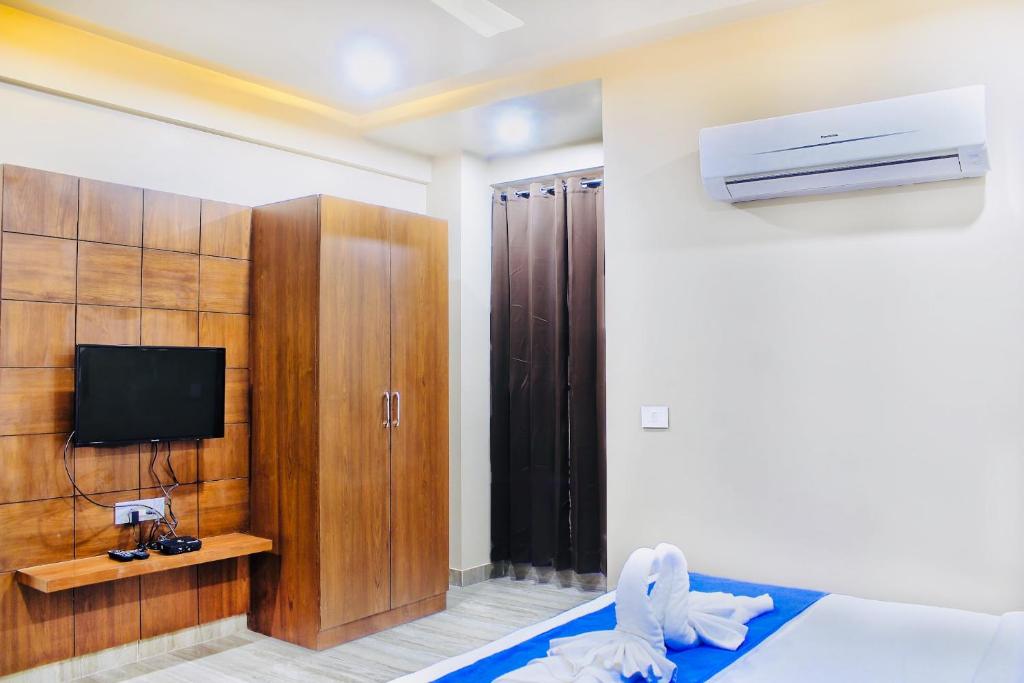 Hotel Elite - Tap to explore photos