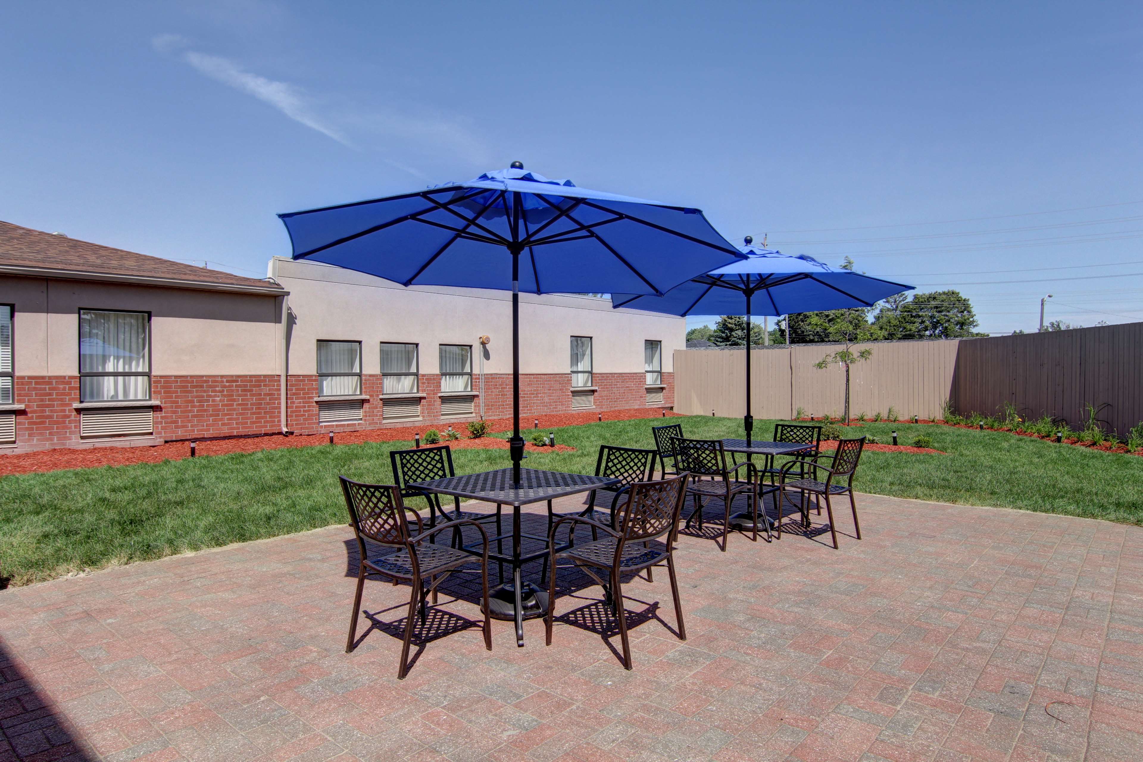 Best Western Plus Bowmanville - Tap to explore photos