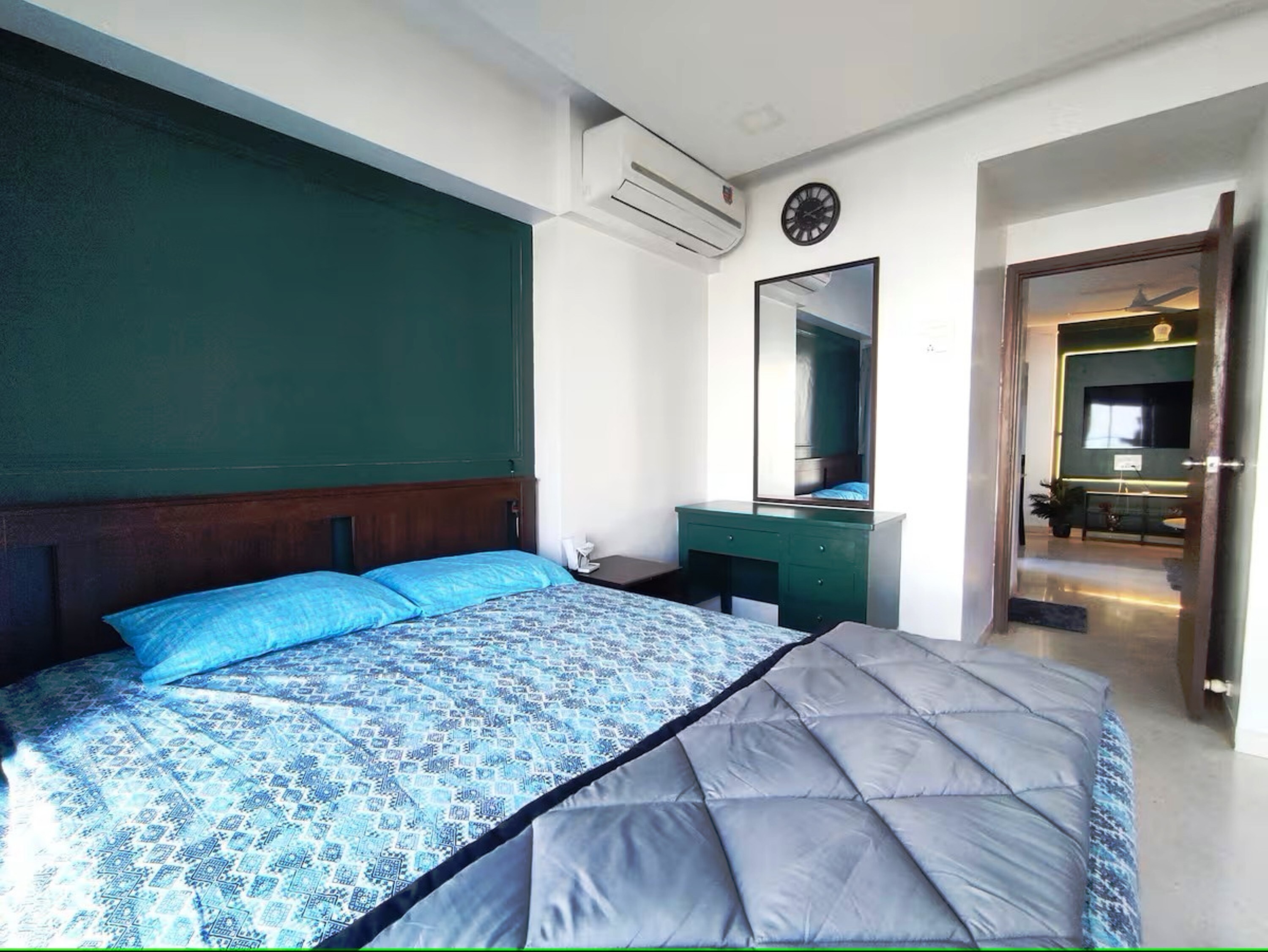Emerald Abode Premium 1 Bed Condo - Tap to explore photos
