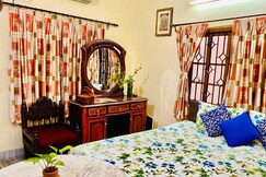 Spacious apt with Antique Furniture ,AC & Kitchen