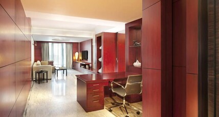 Le Meridien Coimbatore Room Type - Deluxe Suite with Bathtub and Living Area