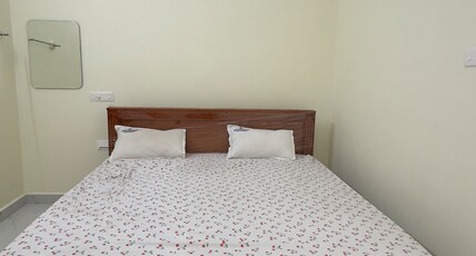 Hotel Senthooran Residency Room Type - Standard Room with King Bed WiFi TV (AC)