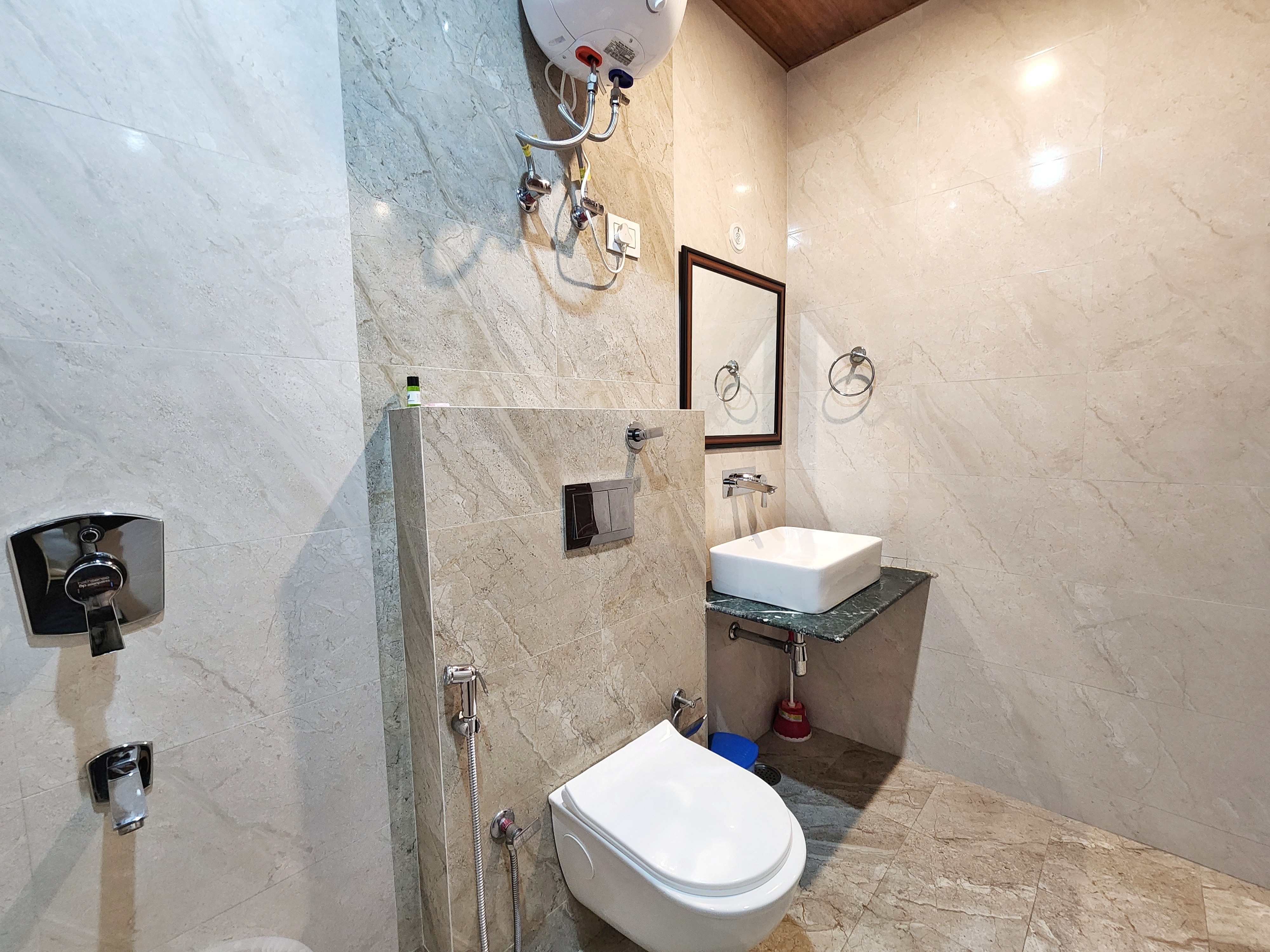 ROYAL CEDAR - Tap to explore photos