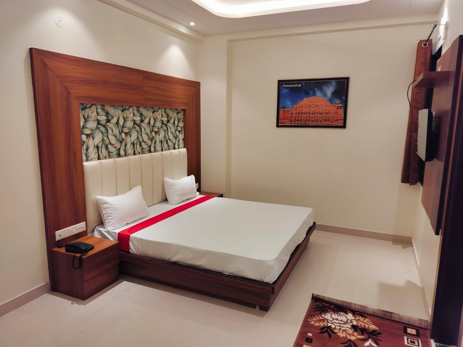 AYUSHREE - Tap to explore photos