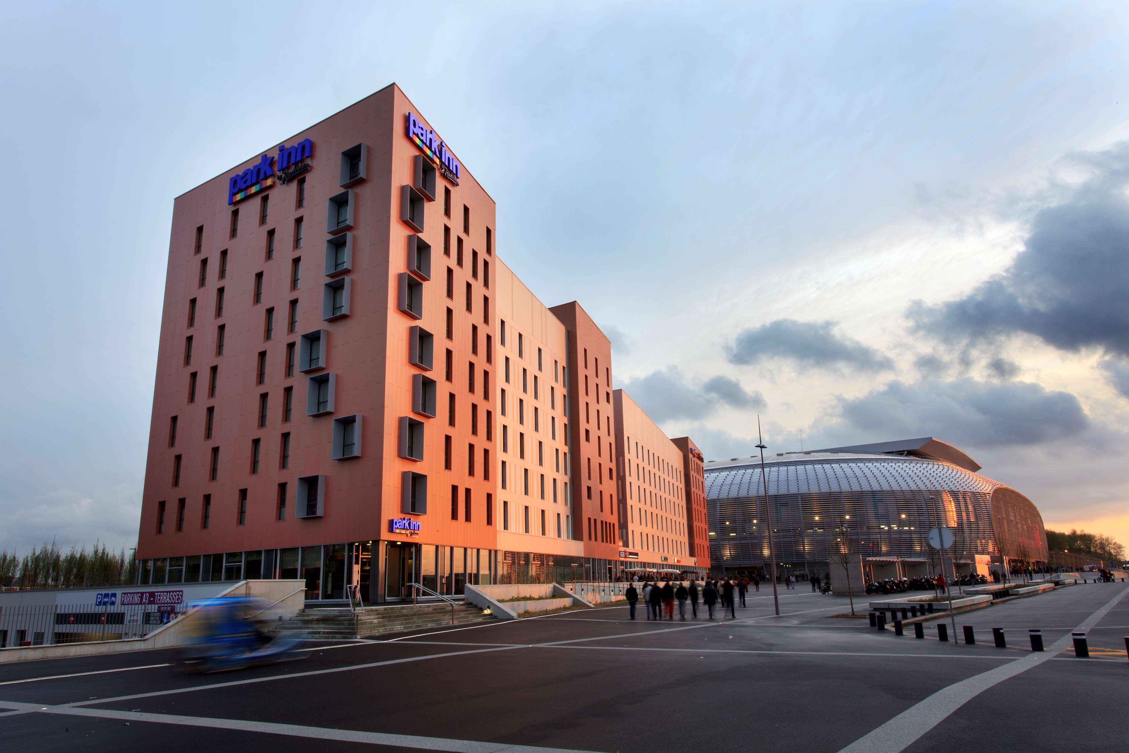 Park Inn by Radisson Lille Grand Stade - Tap to explore photos