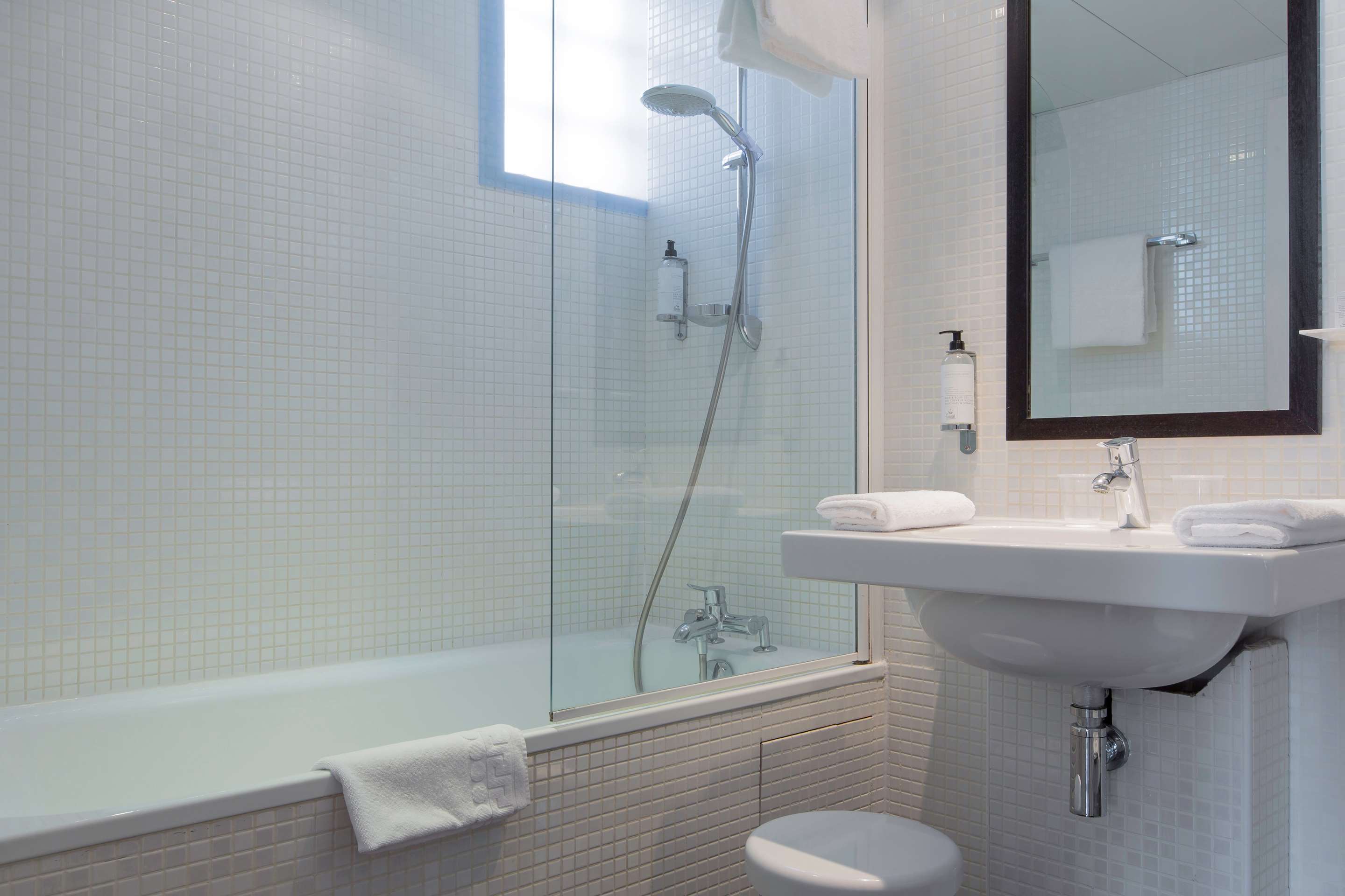 BEST WESTERN RIVES DE PARIS LA DEFENSE - Tap to explore photos
