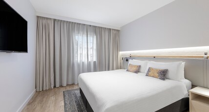Crowne Plaza Hawkesbury Valley Room Type - 1 King One Bedroom Suite with Balcony