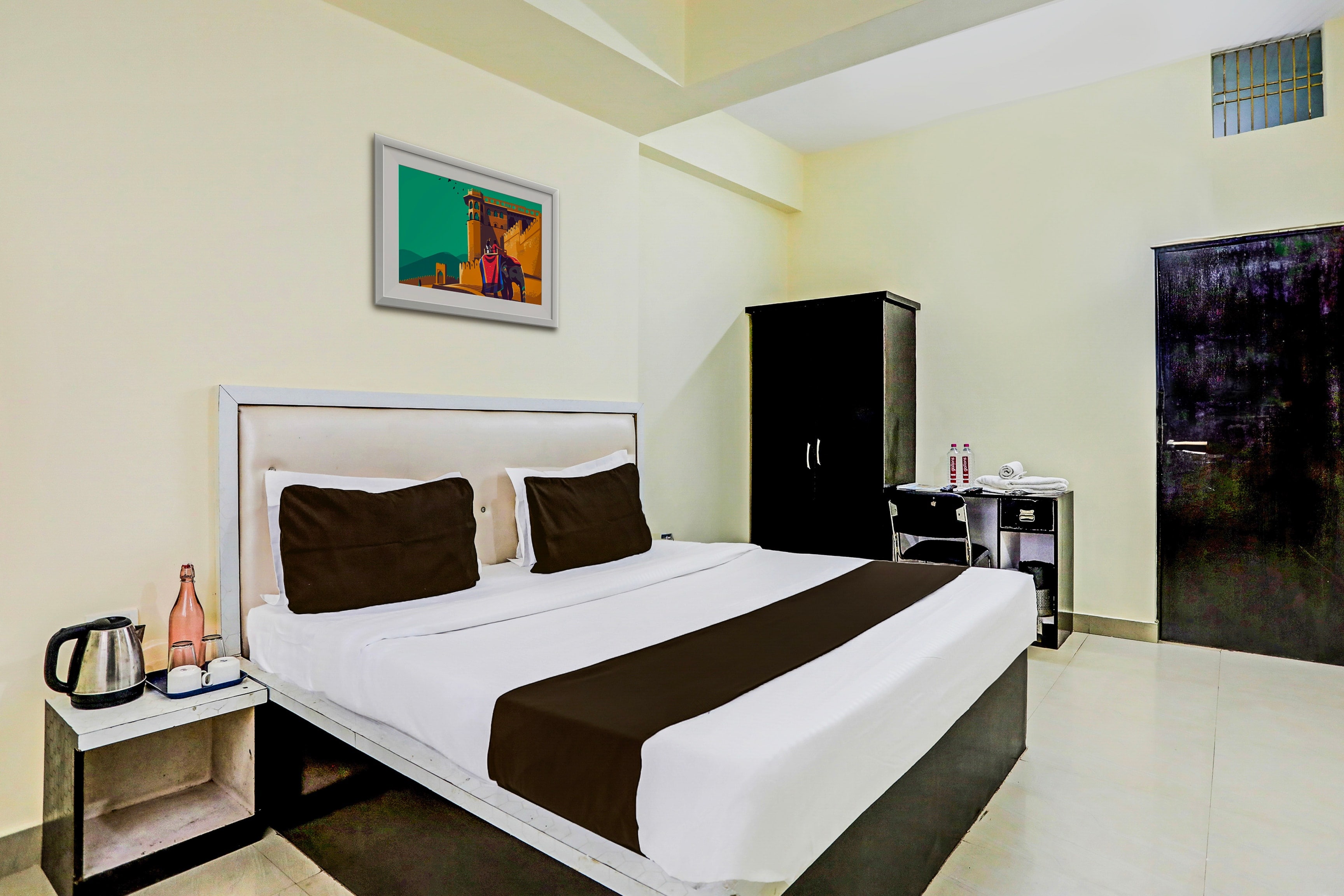 Super Hotel O Hyderabad Gate IIT BHU - Tap to explore photos