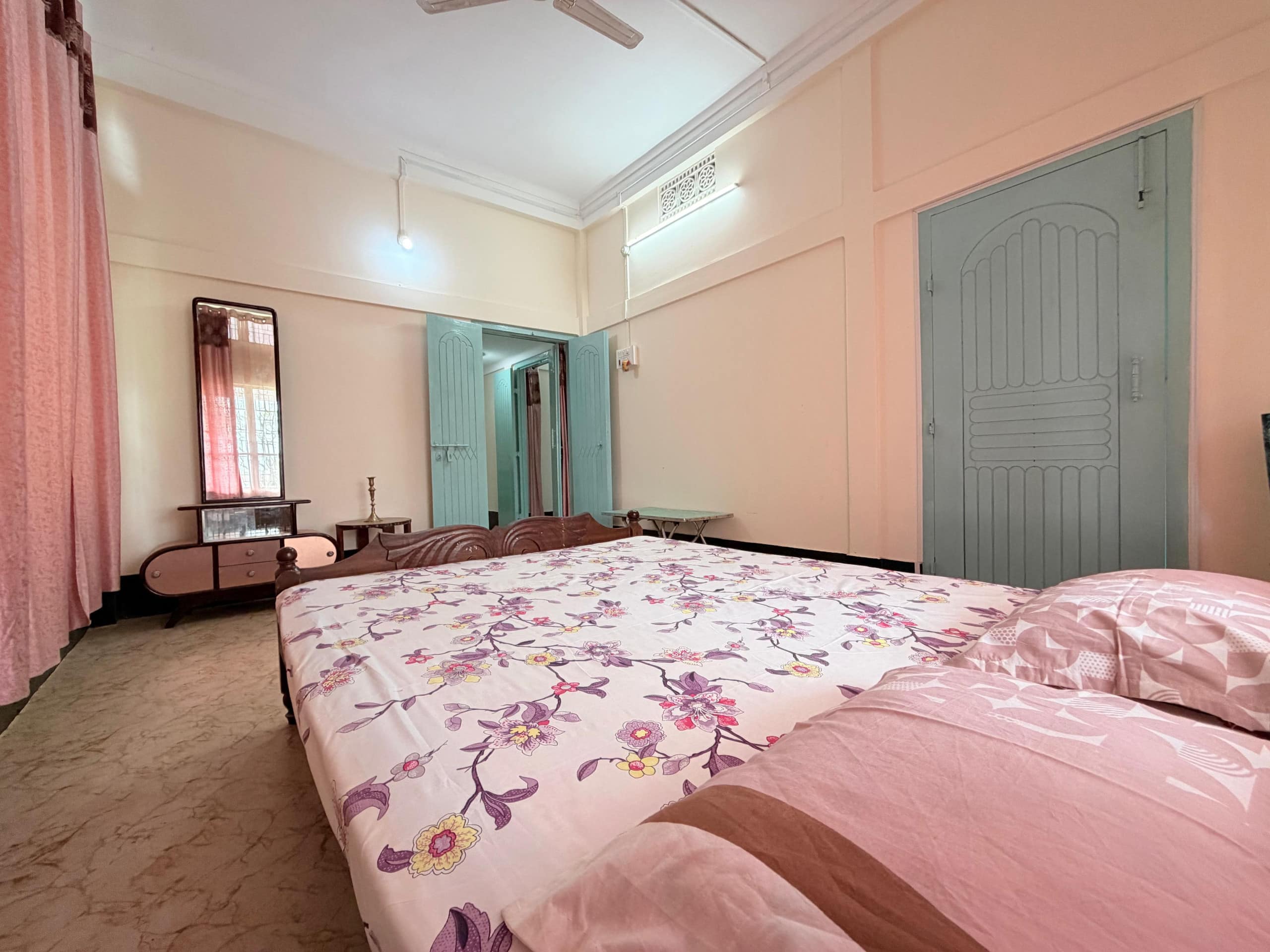 3BHK on 1st floor Kitchen Airy Verandah Non AC - Tap to explore photos