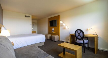 Mercure Bordeaux Lac Room Type - Standard Room, 1 Double Bed with Sofa bed Mercure Bordeaux Lac Room Type - Standard Room, 1 Double Bed with Sofa bed