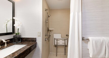 Doubletree by Hilton Hotel Denver - Thornton Room Type - 1KG MOB HEAR ACC RI-SHWR