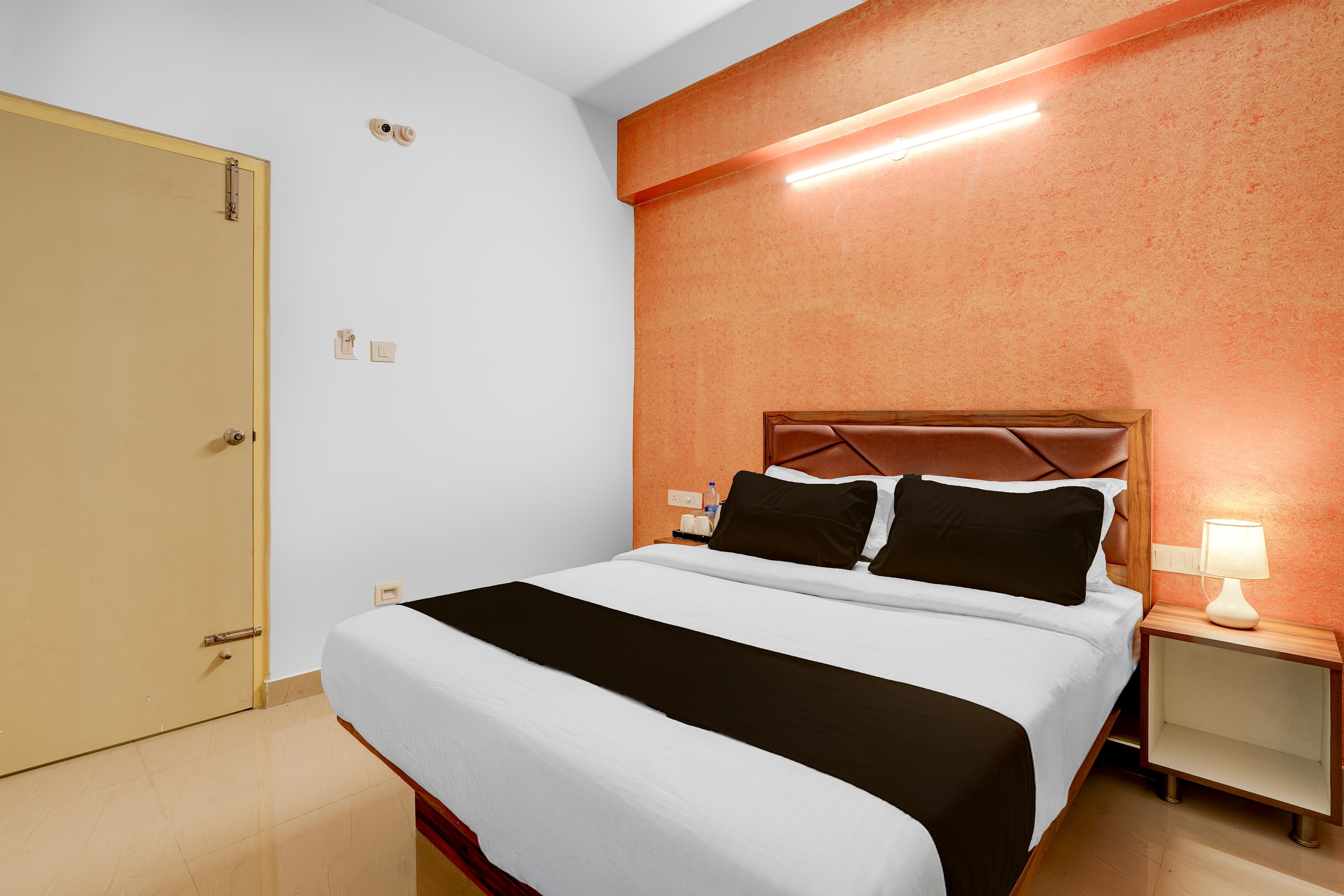 Hotel O MEENA COMFORT - Tap to explore photos