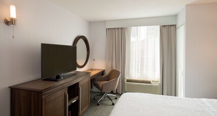 Hampton Inn Manhattan Chelsea Room Type - 1 QUEEN W DRINKS-SNACKS NS