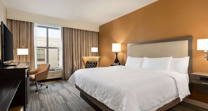 Hampton Inn and Suites Roanoke Downtown Room Type - 1 KNG HEARING ACC NOSMOK