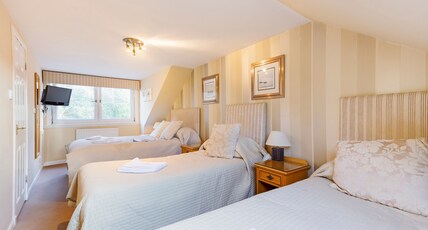 OYO Arden Guest House, Craigmillar Castle Edinburgh Room Type - Standard Quad Room