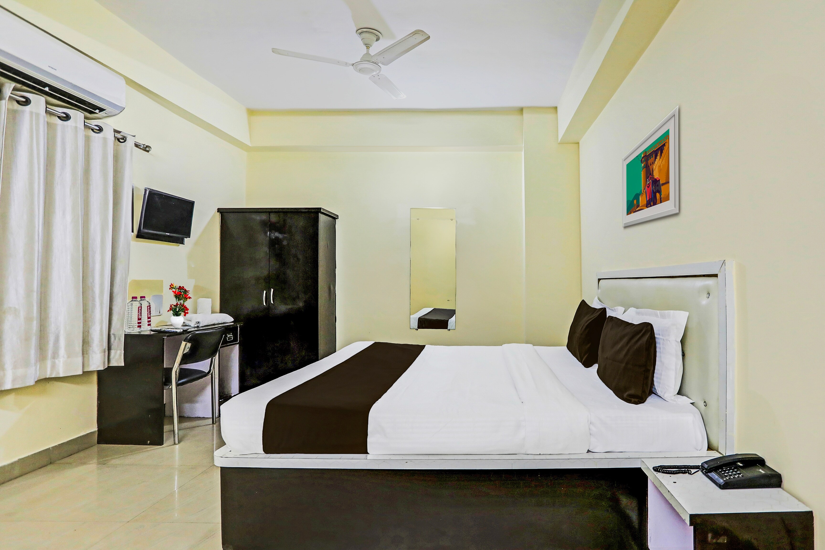 Hotel O Hyderabad Gate IIT BHU - Tap to explore photos