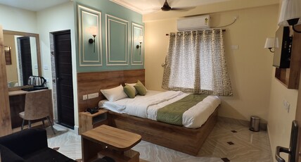PLATINUM INN Room Type - DELUXE DOUBLE ROOM