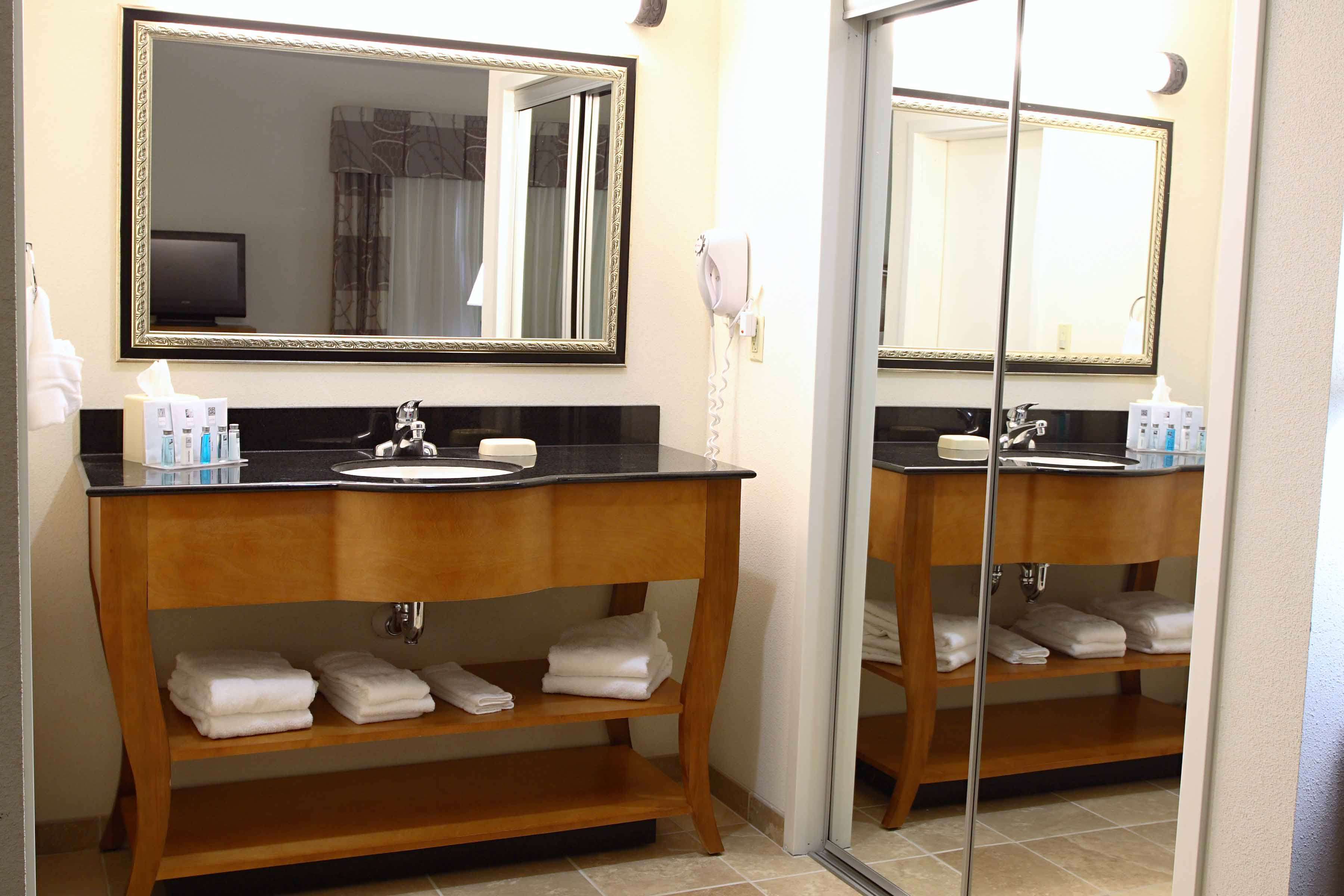 Hampton Inn & Suites Chesapeake-Square Mall - Tap to explore photos