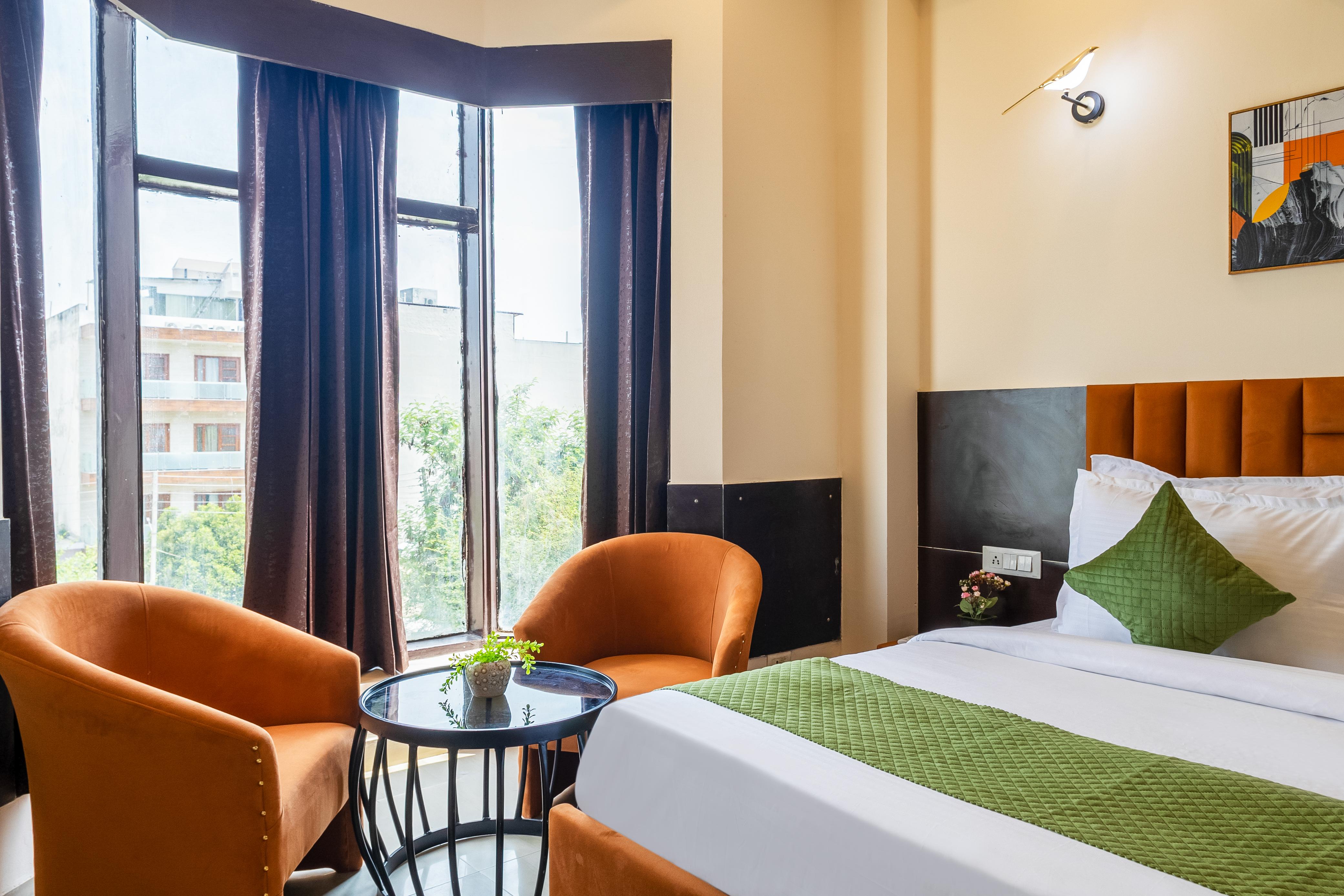 Limewood Stay Premier - Golf Course Road, Sector 42 - Tap to explore photos