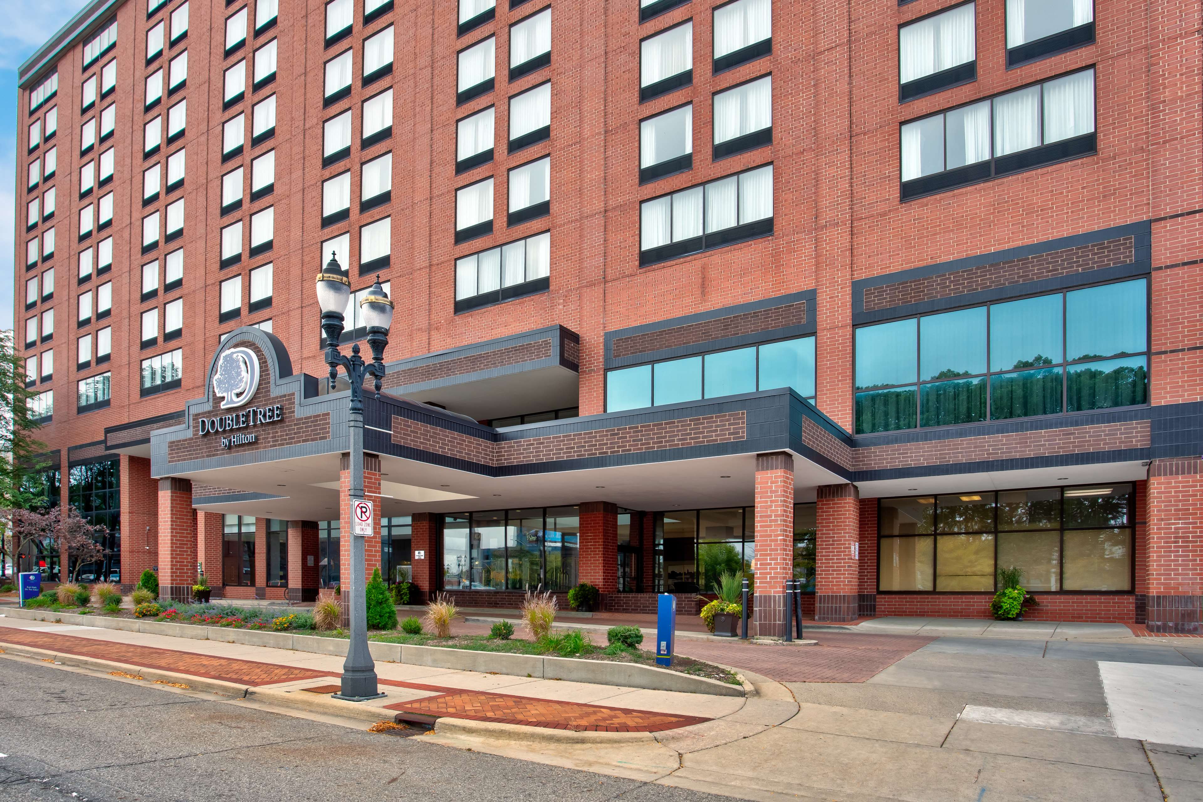 DoubleTree by Hilton Lansing - Tap to explore photos