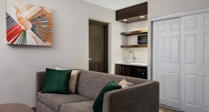 Holiday Inn & Suites ST. CATHARINES CONF CTR Room Type - 1 Bedroom Suite 1 King