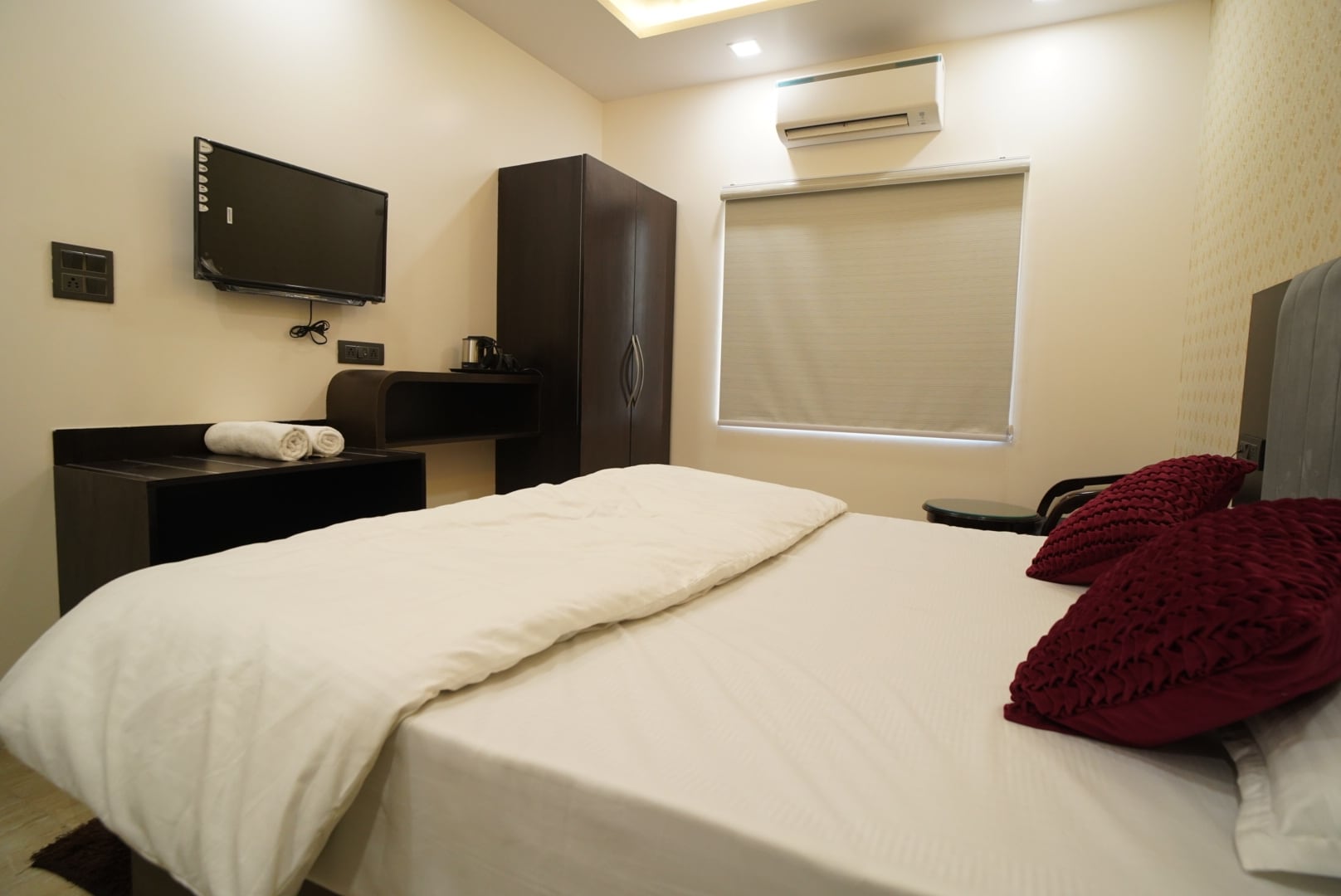 HOTEL KUNDLI INN - Tap to explore photos