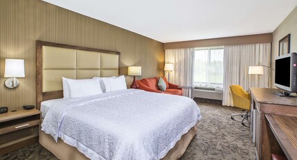Hampton Inn Tomah Room Type - 1 KING BED SOFA NONSMOKING