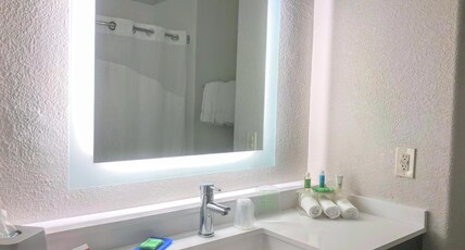 Holiday Inn Express & Suites Hearne, an IHG Hotel Room Type - 2 Queen Beds Standard Comm Accessible