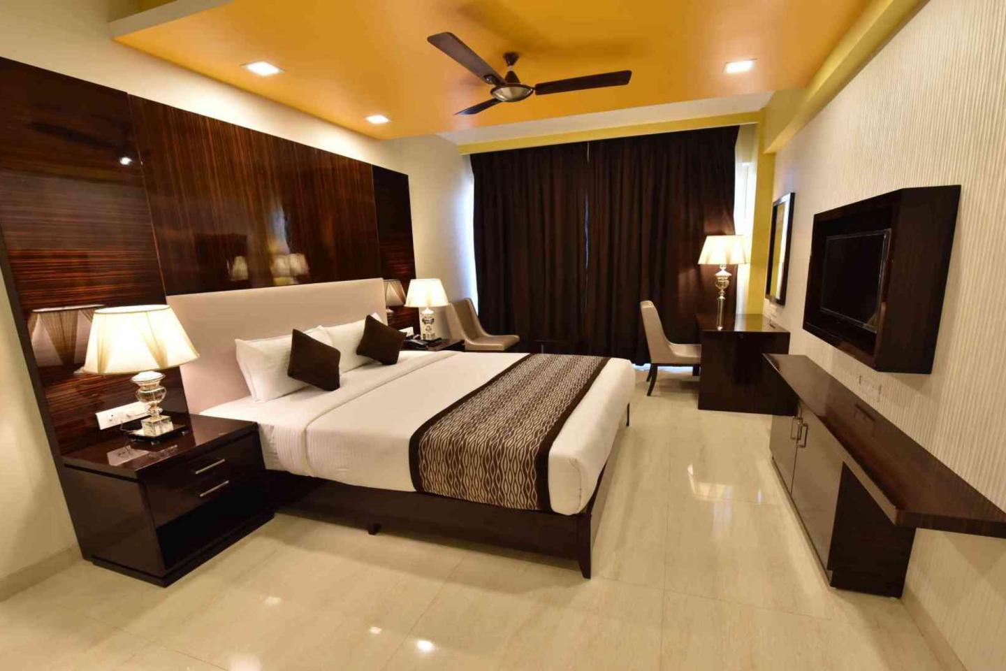 Hotel Calangute Central - Tap to explore photos