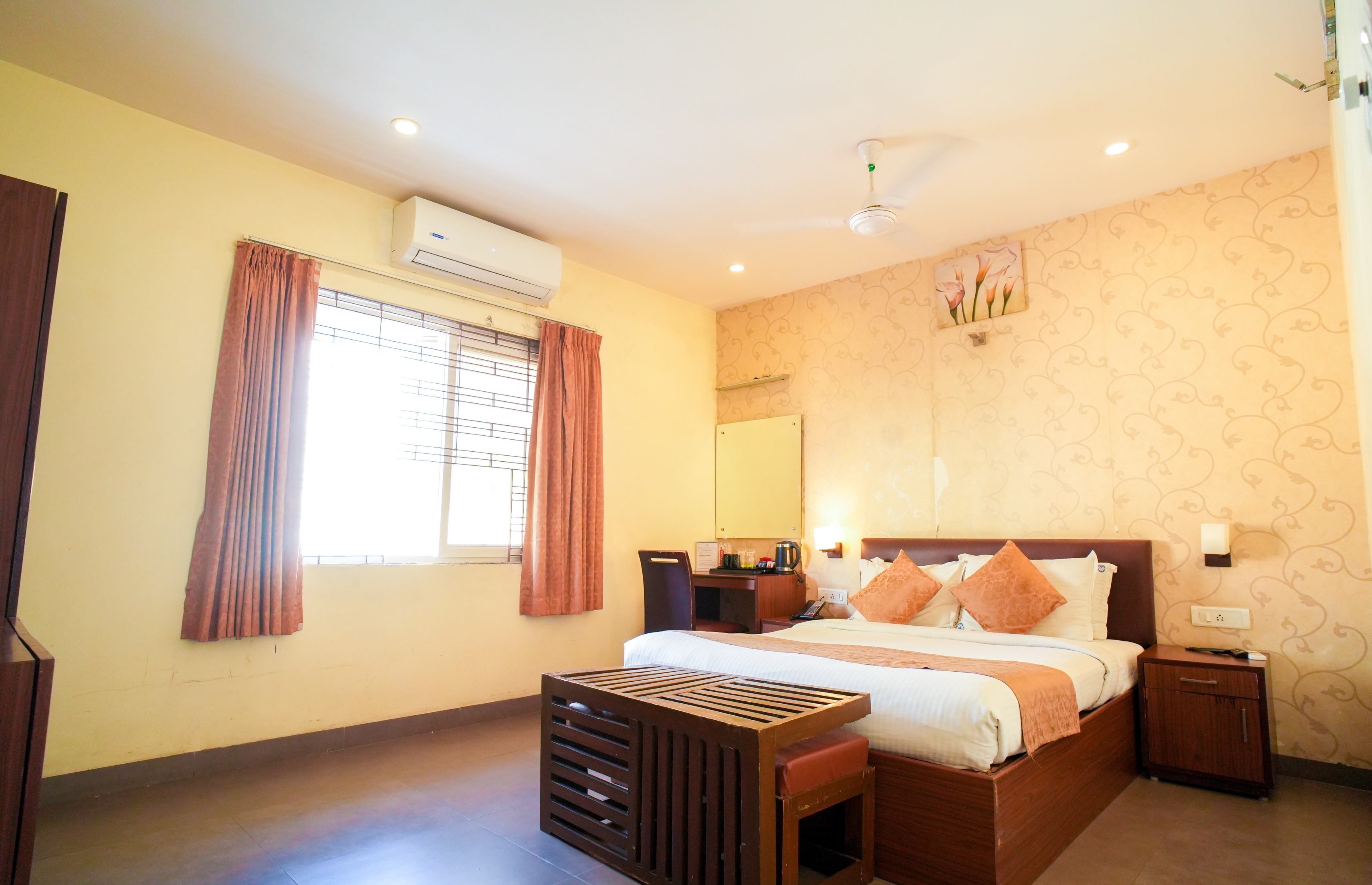 Hotel Arunachala - Tap to explore photos