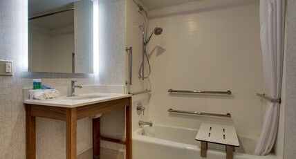 Holiday Inn Express & Suites Wapakoneta, an IHG Hotel Room Type - 1 King Communication Mobility Accessible Tub Sofa Bed