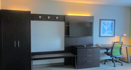 Holiday Inn Express & Suites Hearne, an IHG Hotel Room Type - 1 King Bed Suite Comm Accessible Tub