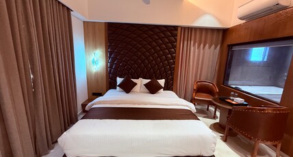 Hotel Classic Banquet and Rooms Room Type - Suite Jacuzzi Room