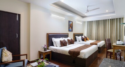 Hotel SunGrace Room Type - Deluxe Family Room with Work Desk