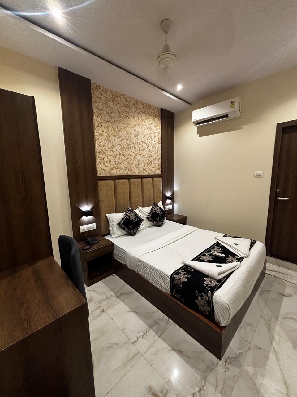 Hotel Amazing - Tap to explore photos