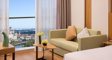 Holiday Inn Changsha Dawangshan Room Type - 1 King Standard Separate Bath Walk in Shower Lake View