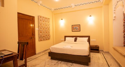 Hostel Mantra Udaipur Room Type - Deluxe Double Bed Private Room