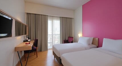 Quest Hotel Simpang Lima - Semarang by ASTON Room Type - Deluxe Pool View
