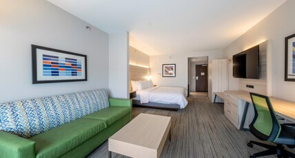Holiday Inn Express & Suites - Staunton Room Type - 1 King Bed Suite