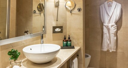 Crowne Plaza PORTO Room Type - 1 King Junior Suite
