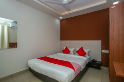 Address of Hotel O Varcity Phi Premium Pavilion ,Above HDFC Bank ,Near Anjaneya Temple Madiwala, Hosur Main r