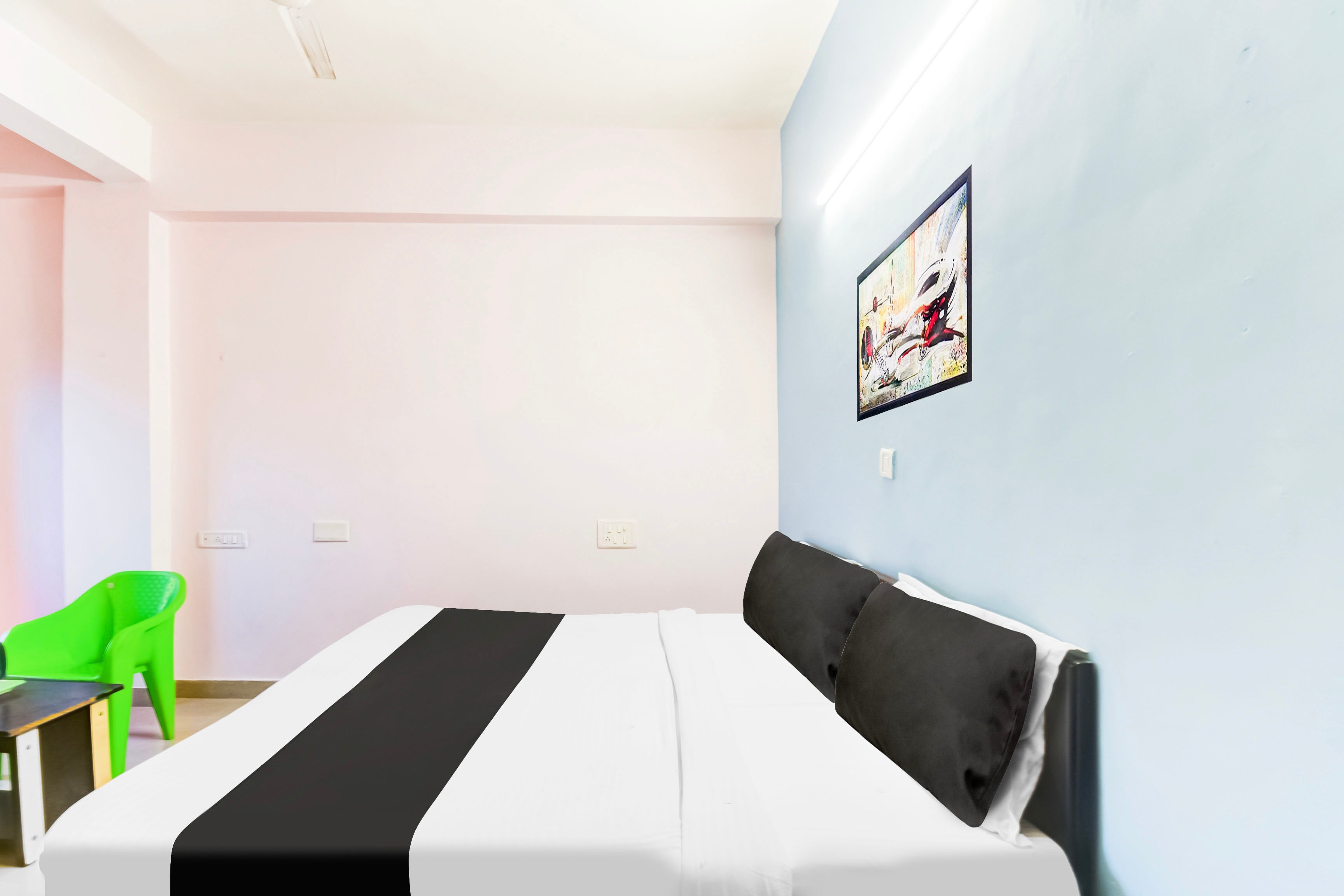 Hotel O Sector 14 - Tap to explore photos