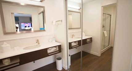 Hampton Inn & Suites by Hilton Downtown St. Paul Room Type - 1 KING W FRIDGE NS