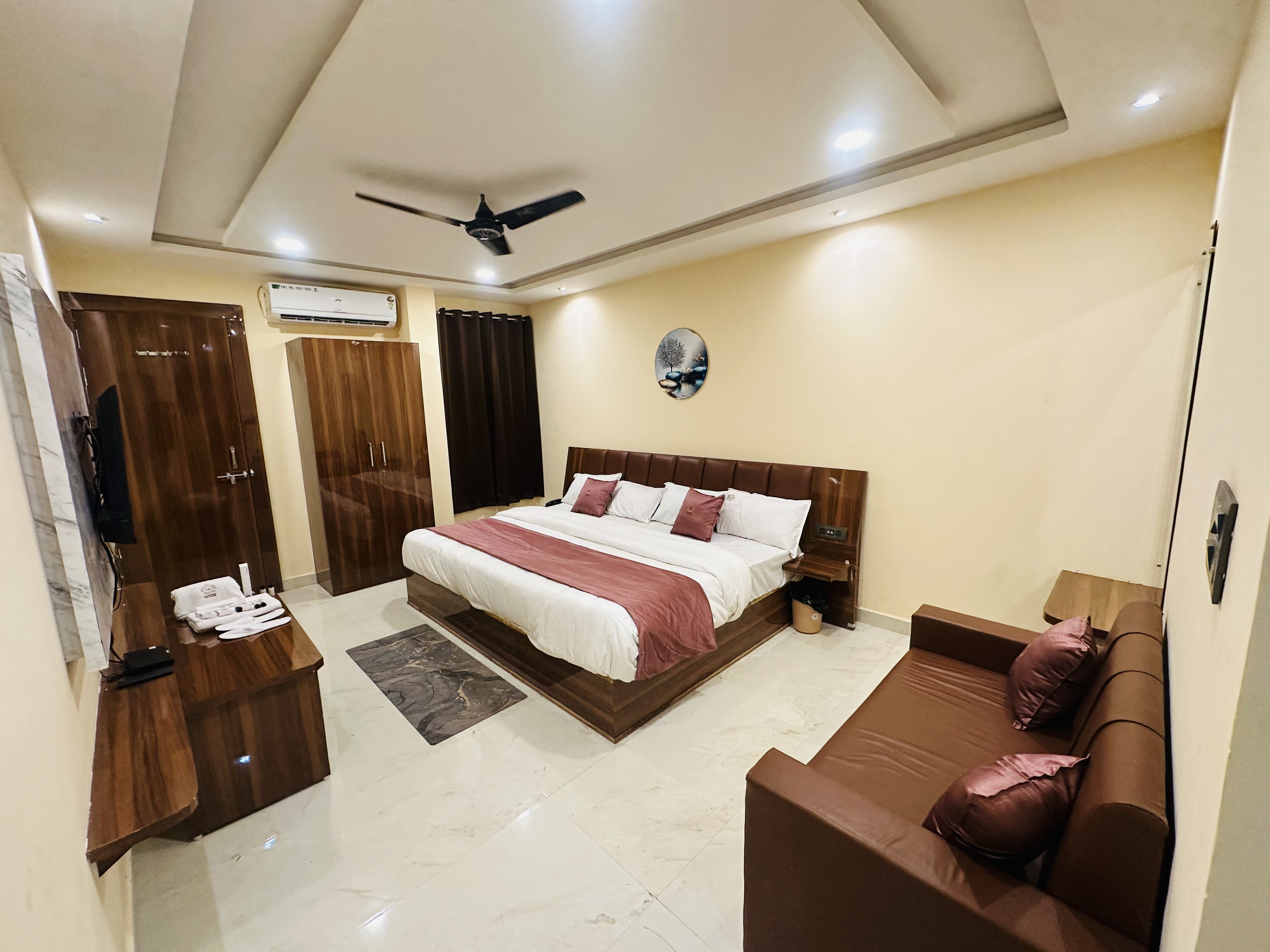 Hotel Raj Kamal Near Gwalior Fort - Tap to explore photos